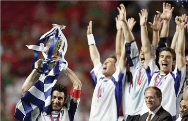  ?? AFP ?? Theodoros Zagorakis, capián de Grecia, levanta la Eurocopa de 2004, disputada en Portugal.