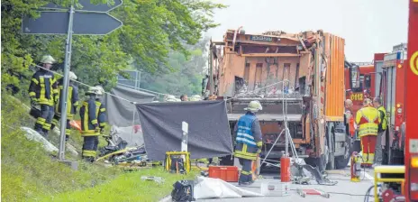  ?? FOTO: DPA ?? Unfallstel­le im August 2017: Der Müllwagen war auf ein Auto gekippt, fünf Menschen kamen ums Leben.