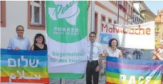  ?? FOTO: PETRA RAPP-NEUMANN ?? OB Karl Hilsenbek hat beim Aktionsbün­dnis Mahnwache die Flagge der „Mayors for Peace“vor dem Rathaus gehisst.