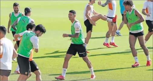  ??  ?? Marcos André se ejercitó ayer como jugador del Valencia en el estadio de Mestalla con el resto de sus nuevos compañeros.