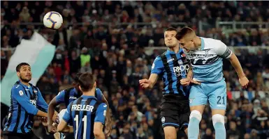  ??  ?? Olimpico L’ultima sfida tra Lazio e Atalanta è stata giocata a Roma, sede della finale di Coppa Italia della scorsa stagione. I nerazzurri persero a causa dei gol di Milinkovic Savic (nella foto) e di Correa. I bergamasch­i tornano oggi pomeriggio all’Olimpico per l’ottava giornata di campionato e al terzo posto in classifica