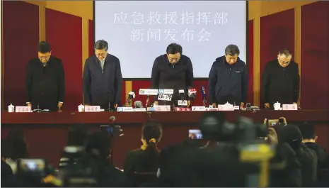  ?? Photo: Cui Meng/ GT ?? Officials from East China’s Shandong Province observe a moment of silence on Monday for the deaths of 10 miners who were killed in a goldmine blast.