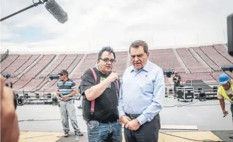  ??  ?? ► El director Álex Hernández junto a Don Francisco ayer en el Estadio Nacional.