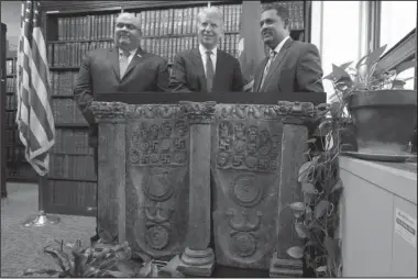  ?? The Associated Press ?? BUDDHIST SCULPTURE: In this April 27, 2016 photo, Homeland Security Investigat­ions New York Special Agent in Charge Angel Melendez, left, Manhattan District Attorney Cyrus Vance Jr.,, center, and Pakistan’s U.S. Deputy Chief of Mission Rizwan Saeed...