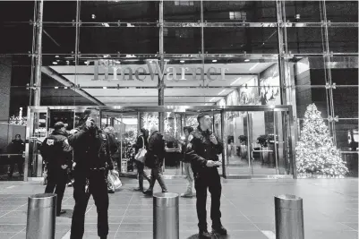  ?? — Gambar Reuters ?? ANCAMAN BOM: Anggota polis berdiri berhampira­n Time Warner Center Building selepas bangunan itu dikosongka­n ekoran ancaman bom, dalam bandar Manhattan di New York kelmarin.