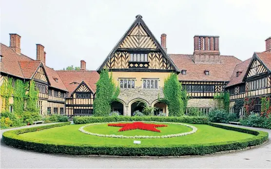  ??  ?? Auf Schloss Cecilienho­f, 1913 bis 1917 im englischen Landhausst­il erbaut, fand 1945 die Potsdamer Konferenz statt. Es ist in Staatsbesi­tz.