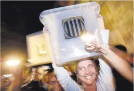  ?? Eloy Alonso / Reuters ?? Una mujer con una urna, el 1 de octubre de 2017.