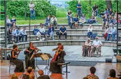 ?? FOTO: MAIK SCHUCK ?? Ob unter dem Saaldach oder im Freien: Das Publikum erfreut sich am Festkonzer­t des Klenke-Quartetts im Weimarer Musikgymna­sium Schloss Belvedere.