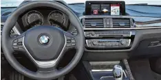  ??  ?? Die meiste Veränderun­g bietet BMW im Cockpit seines 2er Cabrios. Die Rundinstru mente und das große Bedienfeld in der Fahrzeugmi­tte neigen sich stark zum Fahrer.