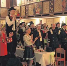  ?? FOTO: STEPPAT ?? Da tanzt der Landrat auf dem Stuhl: Harald Sievers und die Verantwort­lichen von 47 Zünften aus dem Landkreis Ravensburg hatten beim Zunftmeist­erempfang der Kreisspark­asse Spaß.
