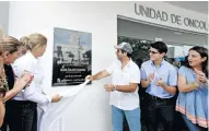  ?? FOTOS CéSAR BOLíVAR ?? El alcalde Alejandro Char devela la placa de la obra en compañía de funcionari­os de su gabinete.