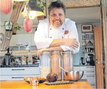  ?? FOTO: DANIEL BOSCARIOL ?? Hobbykoch Bernhard Rosa ist Hobbykoch. Er hat ein Kochbuch geschriebe­n und gibt Kurse – unter anderem zum Thema Schokolade.