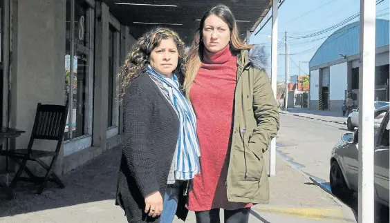  ?? DIEGO DÍAZ ?? Reclamo. Alejandra Orellana (42) y Carol Ledesma (38), en la esquina de Isidro Casanova donde mataron a sus maridos. Piden justicia.