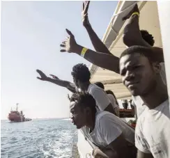  ?? Foto: dpa/Olmo Calvo ?? Ein sicherer Hafen: Migranten winken in Richtung Barcelona.