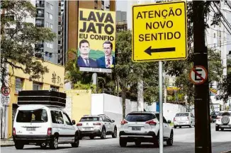  ?? Theo Marques - 16.jul.19/UOL ?? Outdoor de apoio à Operação Lava Jato em rua de Curitiba, em 2019