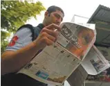  ?? ATTA KENARE AGENCE FRANCE-PRESSE ?? Un Iranien consulte un journal qui relate le discours du président Trump, mercredi à Téhéran.