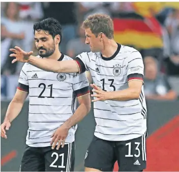  ?? FOTO: BERND THISSEN/DPA ?? Torschütze Ilkay Gündogan (l.) hat gegen Italien gezeigt, warum er für das Nationalte­am wichtig ist. Thomas Müller traf ebenfalls und gehört ohnehin zur Stammbeset­zung des Bundestrai­ners.