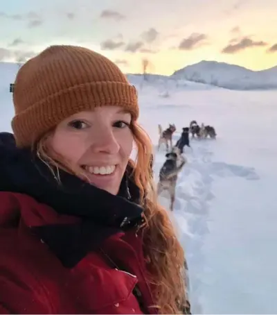  ?? ?? Mia Hahn Zeerow elsker arbejdet med slaedehund­e i Tromsø. Foto: Privat