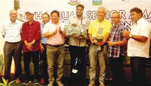  ??  ?? IAN Quek (tiga kanan) menerima hadiah juara gross lelaki Kejohanan Golf Senior Amatur Terbuka Labuan 2018 daripada Rozman (dia kanan) sambil disaksikan oleh George (dari kanan), Pravin, Arthur, Joak, Muhd Kulat dan Ranjit.
