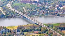  ??  ?? Die A 40-Rheinbrück­e in Neuenkamp wird immer mehr zum Nadelöhr. Gegen Ende des Jahres sollen die Lkw-Sperren fertig sein.