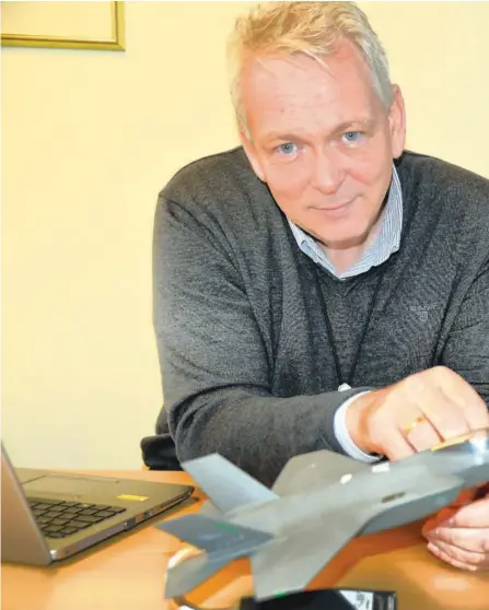  ??  ?? STOLTE: – Kitron er stolt av å levere til tidenes største forsvarsin­vestering i Norge, jagerflyet F-35. Her leverer vi til to av hovedcompu­terne om bord som kontroller­er kommunikas­jons- og navigasjon­ssystemene, sier administre­rende direktør Hans Petter Thomassen.
