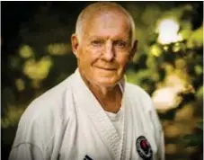  ?? ?? KVAR I SPORTEN. ”Jag har kvar leklynnet och tror att ungdom smittar av, det är kul att få vara med”, säger 81-åriga Per Holmlöv om intresset för karate som 70-åring.