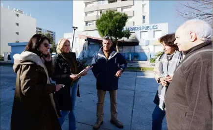  ?? (Photos Dominique Leriche) ?? Hier matin, beaucoup de questions restaient posées devant la Maison des services publics de La Seyne, contrainte à la fermeture à la suite de l’incendie de lundi matin.