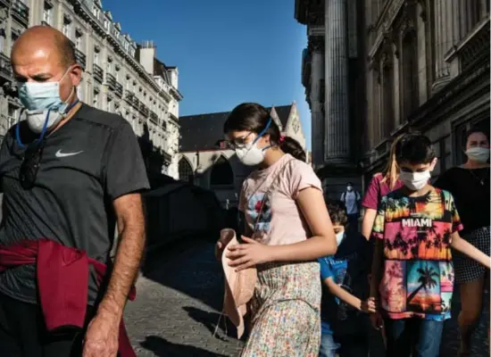  ?? © ?? Mondmasker­s zijn verplicht in de Brusselse straten. De vraag is of er nog strengere maatregele­n moeten komen.
Kristof Vadino