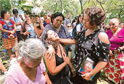  ??  ?? VIOLENCIA. FAMILIARES DESPIDIERO­N AYER A JOSÉ, UN NIÑO DE 11 AÑOS, VÍCTIMA DE LA VIOLENCIA EN EL SALVADOR.