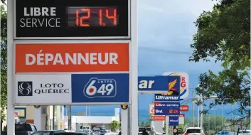  ?? PHOTO COLLABORAT­ION SPÉCIALE PIERRE-ALEXANDRE MALTAIS ?? Les concurrent­s de Mobil, Canadian Tire et Ultramar, avaient baissé leur prix, hier.