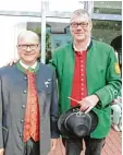  ??  ?? Bundesdiri­gent Thomas Hartmann und Bezirksdir­igent Tom Liebchen (rechts).