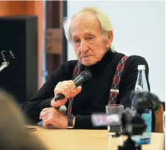  ?? Foto: Andreas Lode ?? Geschichte, die nahegeht: Noah Klieger sprach im Justus von Liebig Gymnasium über den Kampf ums Überleben im Konzentrat­ionslager.
