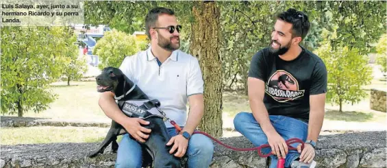  ?? ANTONIO MARTÍN ?? Luis Salaya, ayer, junto a su hermano Ricardo y su perra Landa.