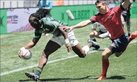  ?? Picture: BackpagePi­x ?? MAGNIFICEN­T SEVENS: South Africa’s Seabelo Senatla scores against Russia during day one of the Cape Town Sevens at Cape Town Stadium yesterday.