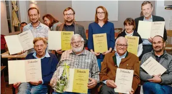  ??  ?? Geehrt wurden beim Verkehrsve­rein Wolfgang Schärfl, die Wasserwach­t in Vertretung von Martin Sander, Hans Jörg Rucker, Her bert Weidner (vorne v.l.) sowie Markus Gusta, Friedhelm Lahn, Yvonne Artner, Claudia Riepl und Albert Basel (stehend v.l.).