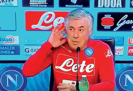  ??  ?? Il gestoEcco come ieri a Castel Volturno Carlo Ancelotti ha mimato lo sfottò di Mourinho verso i tifosi della Juventus mercoledì sera