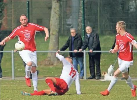  ?? FOTO: HERMANN ?? Die Treffer von Christophe­r Kipp (links) und Matthias Bauhaus reichten dem SV Haldern nicht.