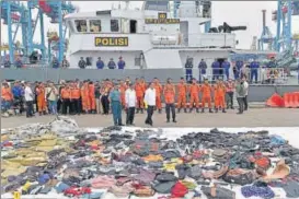  ?? AFP ?? Indonesia's President Joko Widodo (wearing yellow hand gloves) stands in front of recovered debris.