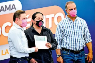  ??  ?? El gobernador, José Rosas Aispuro Torres, entregó alrededor de 100 Microcrédi­tos a la Palabra a pequeños comerciant­es./cortesía