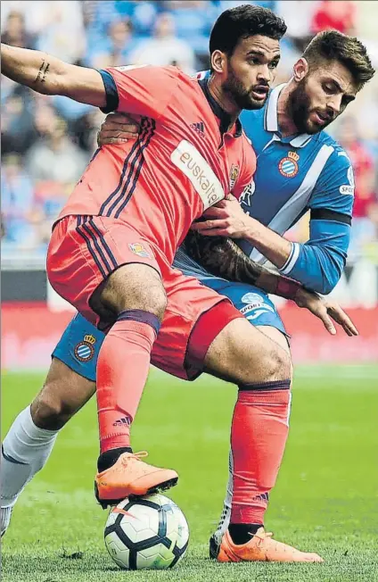  ?? FOTO: MANEL MONTILLA ?? Willian José sujeta el balón de espaldas ante la presión de Marc Navarro el domingo en Cornellà
