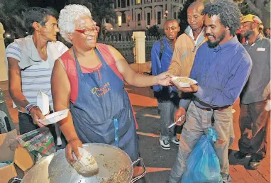  ?? PICTURE: DAVID RITCHIE ?? ACT OF KINDNESS: Venetia Orgill feeds the homeless in the city centre every Thursday. She hands out soup and bread and a main meal.