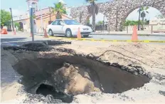  ??  ?? El gerente de Alcantaril­lado y Saneamient­o de Agua de Hermosillo, Miguel Santana Corrales, afirma que en algunos casos se pagará a los afectados por colapsos.