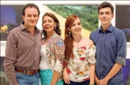  ??  ?? Jesús Abad Colorado con su familia: su esposa Patricia Builes, y sus hijos Manuela y Santiago.