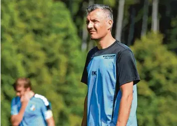  ?? Foto: Marcus Merk ?? Das Wiedersehe­n zwischen Ivan Konjevic und Kapitän Max Drechsler (links) fällt aus. Vor dem Derby gegen Cosmos Aystetten musste der Ex Co Trainer bei Türkspor Augsburg seinen Stuhl räumen.