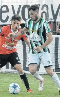  ??  ?? Ramiro Formigo, tiene espacio para manibrar con la zurda, pese a que a pocos metros está el defensor Edgardo Díaz.