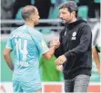  ?? FOTO: IMAGO IMAGES ?? Haben ein Zählproble­m: Admir Mehmedi (li.) und Vfl-trainer Mark van Bommel.