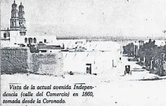  ??  ?? Calle del Comercio hoy la avenida Independen­cia, fotografía tomada desde la calle Coronado en 1860. Al fondo se observa las torres de la Iglesia de Catedral.