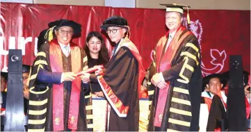  ??  ?? Jing (centre) receives his scroll from Abang Johari, witnessed by Prof Pollaers (right).