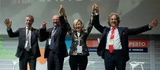  ??  ?? Secondo round Da sinistra: Luciano Vescovi e Vincenzo Boccia, con i leader di Confindust­ria Venetocent­ro, Maria Cristina Piovesana e Massimo Finco