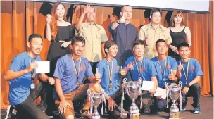  ??  ?? MEMBANGGAK­AN: Pasukan dari Sarawak, Team Tiger Extreme bergambar kenangan selepas dinobatkan sebagai juara kategori B.